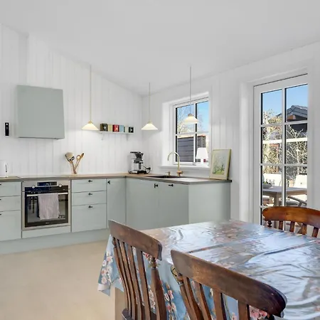 Front In With Kitchen גיללייה